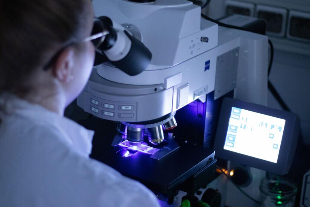 microscopy-violet-Laboratory