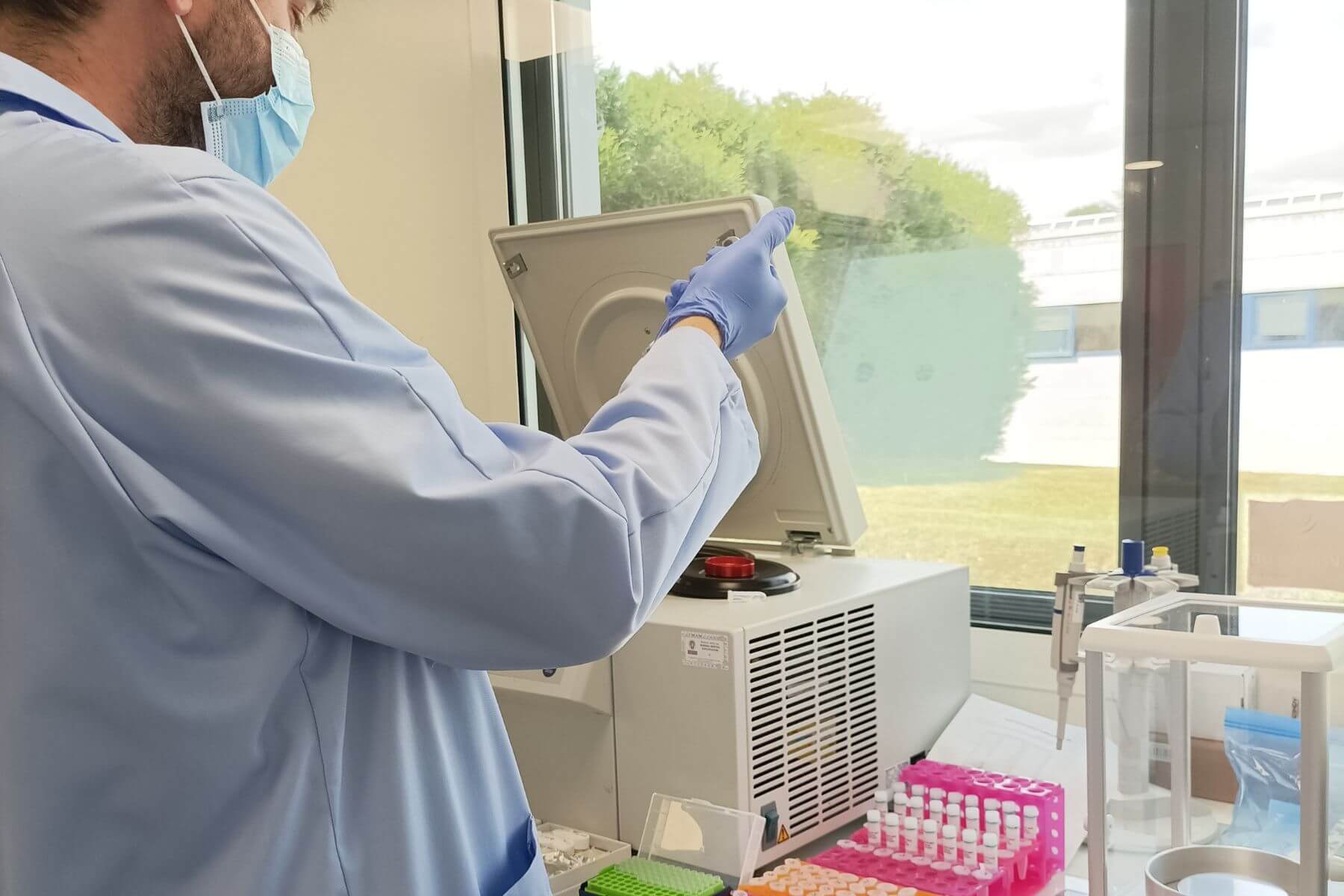 technician doing in vitro agregate interaction at lab